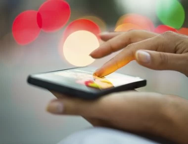 Κίνδυνος ζημιάς στην όραση από παρατεταμένη χρήση υπολογιστών και κινητών τηλεφώνων